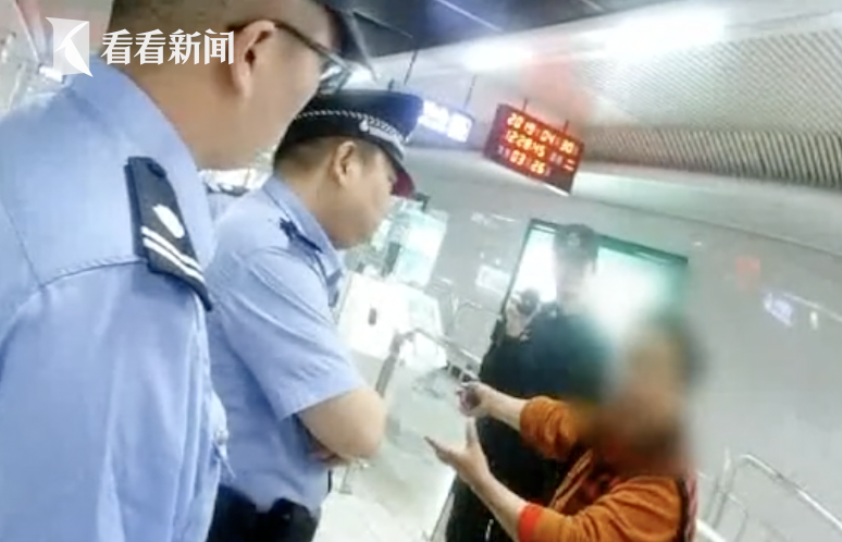 女子用母亲老年卡乘地铁 被发现后威胁捅死站务员