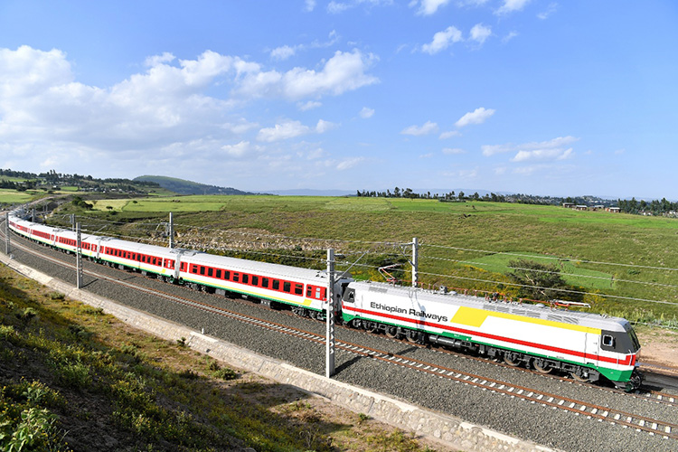 　　2016年10月3日，在埃塞俄比亚首都亚的斯亚贝巴附近，一列试运行列车在中国企业建设的亚吉铁路上行驶。