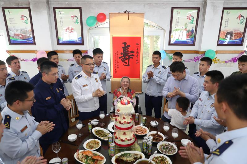 “儿女们”为蒋妈妈办寿宴 这份“亲情”已延续36年