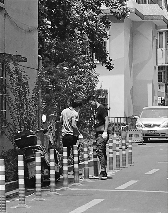 洒水车对着杭州一小区三楼一阵猛喷 这是为啥？