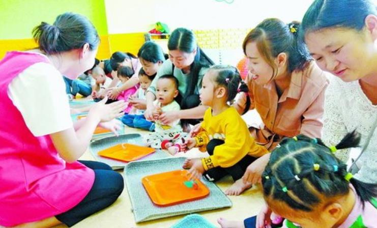 宜贝早教的老师正在日东社区给家长和宝贝们上早教课