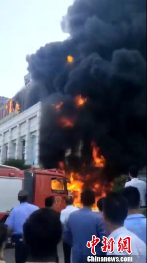 苏州一小商品市场突发大火 现场火势凶猛黑烟冲天