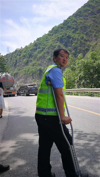 交警骨折拄拐指挥事故现场交通 网友：这样的警姿真帅
