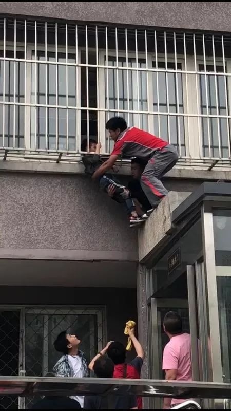 他保持着这样的姿势，托举了半个小时……