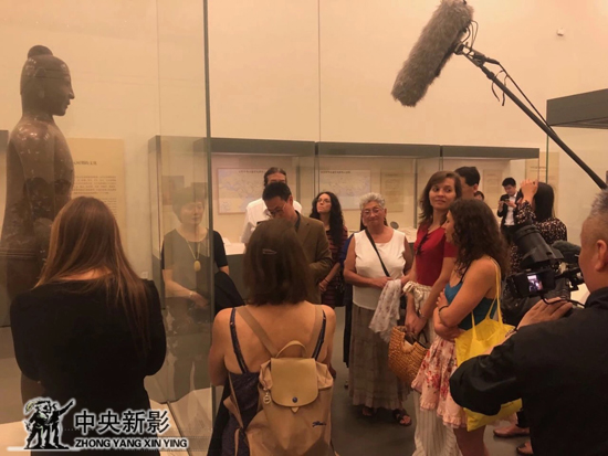 中医针灸研究员的学员在中国国家博物馆参观针灸铜人