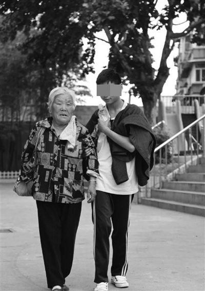 八旬奶奶6年每天等8小时接智残孙放学：他不长大我不敢老