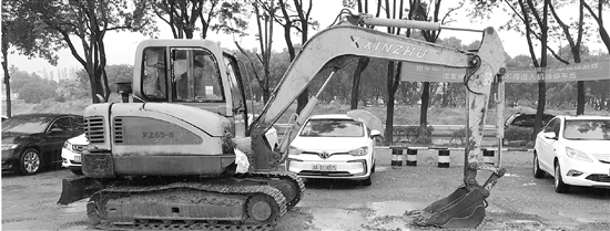 网约车停车场运营半月破损严重 司机:开车就像扭秧歌