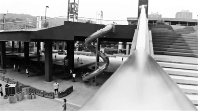 重庆轨道站可以滑“滑梯”出站？回应：系相邻商场娱乐设施