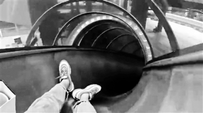 重庆轨道站可以滑“滑梯”出站？回应：系相邻商场娱乐设施