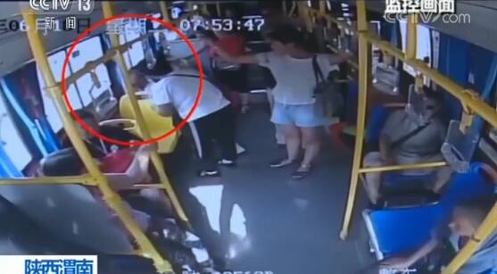 老人公交车上昏迷 交警、出租车司机、公交司机合力救援