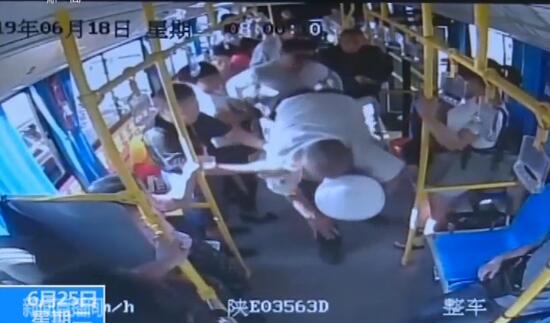 老人公交车上昏迷 交警、出租车司机、公交司机合力救援