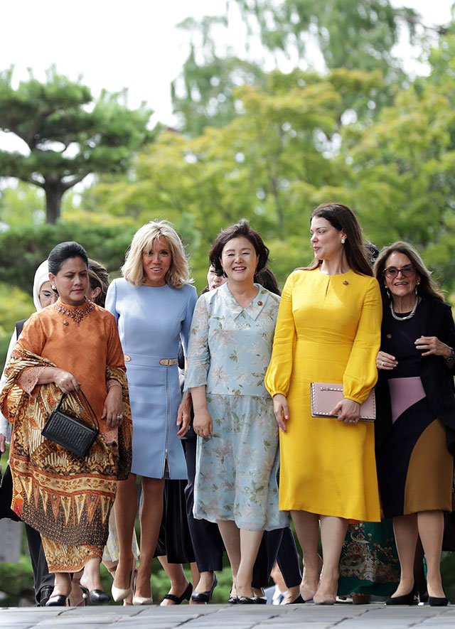 当g20的各种会谈和会议正在进行时,各国首脑的配偶则在"东道国夫人"