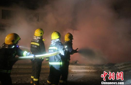 四川广元一载有32吨汽油的罐车侧翻起火爆炸