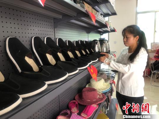 甘肃探贫困地区垃圾分类“积分制”: 废旧物兑生活用品