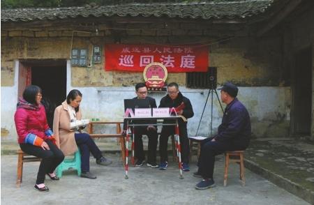 背着国徽去审判 四川威远县80后法官获网友狂赞