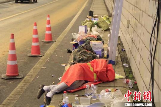 连夜奋战64小时抢通高速 工作人员在隧道里休息用餐