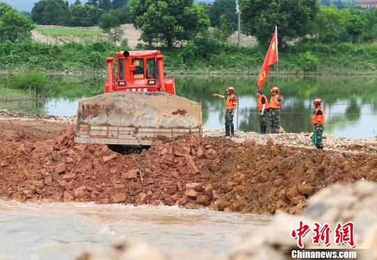 江西鹰潭马荃圩堤崩塌救援现场：挖掘机轰鸣加固作业中