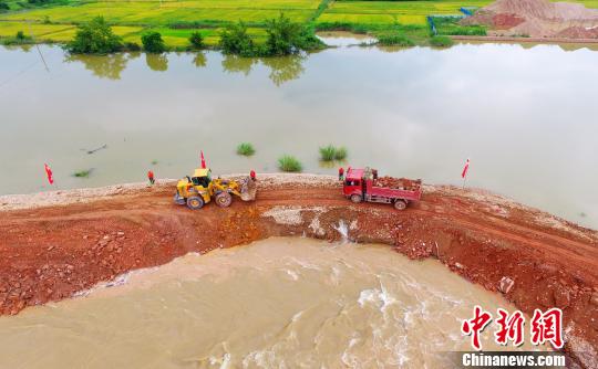 江西鹰潭马荃圩堤崩塌救援现场：挖掘机轰鸣加固作业中