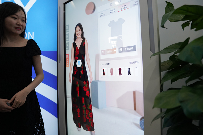 工作人员演示"试衣魔镜" 祝新宇摄