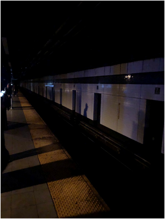 停电后的地铁站/图自推特福克斯新闻注意到,13日正好是纽约1977年大