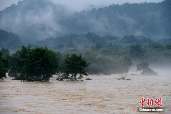 福建拉响暴雨红色预警 多条铁路晚点