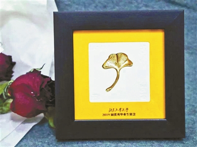 毕业礼物藏深意 最后一课含嘱托