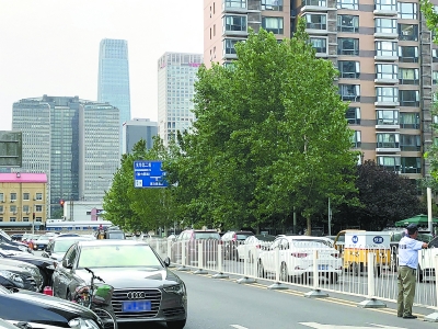北京多区已实行停车电子收费 仍有收费员“大包大揽，碰到明白人“不收费”