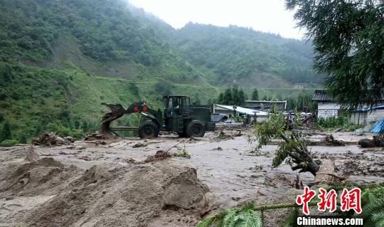 四川石棉遭暴雨引发泥石流 安全转移近百名群众