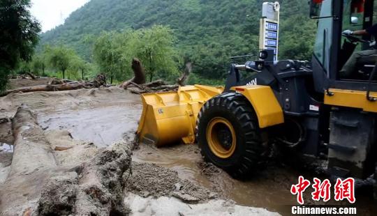 四川石棉遭暴雨引发泥石流 安全转移近百名群众