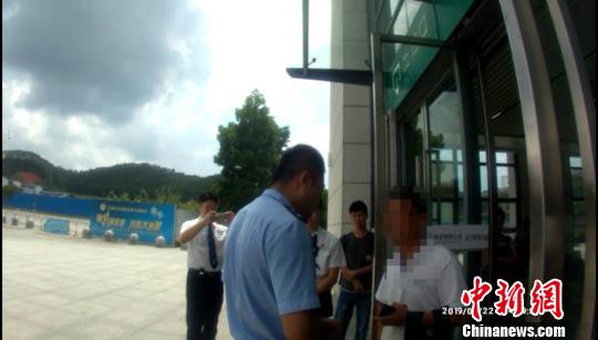 一男子搭乘高铁买“两头省中间” 构成诈骗被拘留