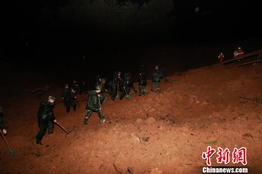 村民忆贵州水城山体滑坡瞬间：巨响如打雷 房子震动明显