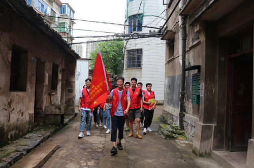“小红衣”碰撞红色嵊州，这支实践队很红正！