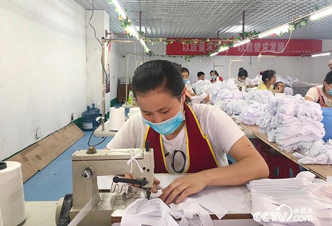 聋哑女孩王小菊在手套厂上班，每月增收两千元