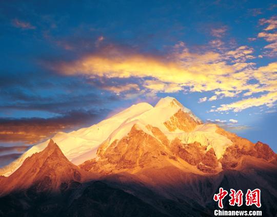 四川格聂神山再现游客非法穿越 景区：必须登记备案