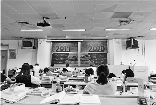 考研人数每年创新高 研研夏日他们都是啥心情