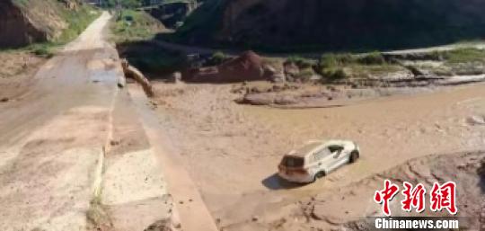 暴雨夜轿车坠河 11名“90后”铁路青年勇救落水者