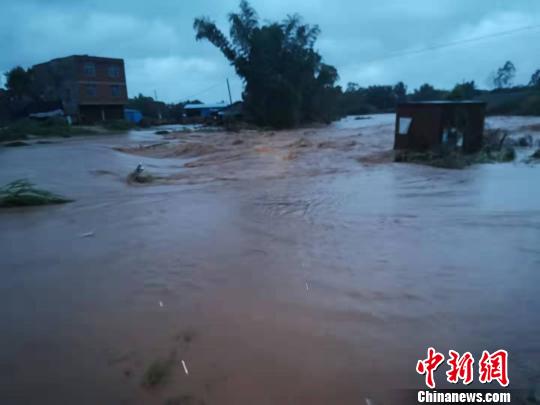 ＂韦帕＂夜袭广西防城港上思县致强降雨 消防员彻夜救援