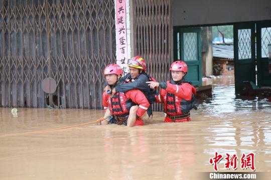 ＂韦帕＂夜袭广西防城港上思县致强降雨 消防员彻夜救援