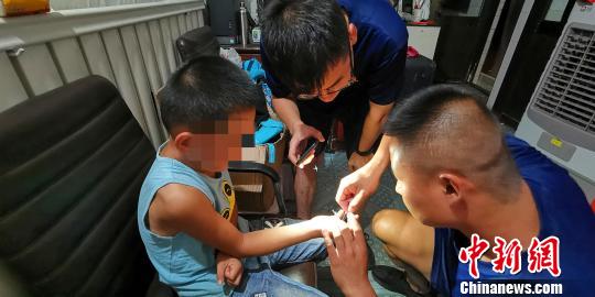 家长买“手铐”当玩具 戴在孩子手上取不下来