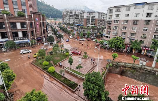 四川乐山暴雨洪灾损失惨重 各地积极自救恢复生产秩序
