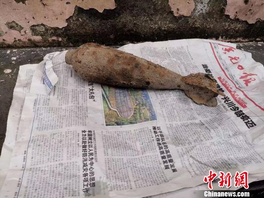 四川旺苍一男子河边钓鱼发现迫击炮弹 民警紧急处理