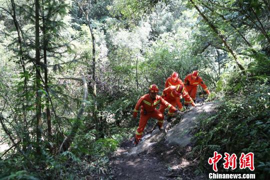 消防员忆鹤峰山洪搜救：连续搜寻10多个小时
