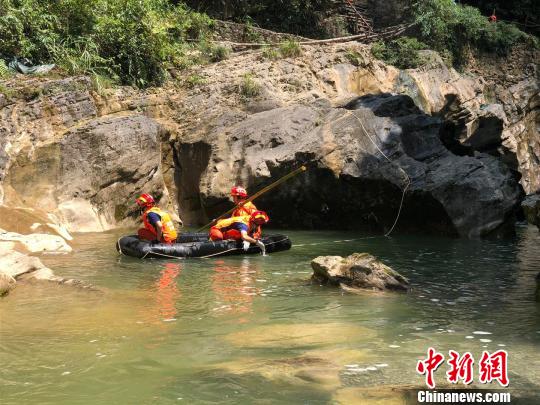 消防员忆鹤峰山洪搜救：连续搜寻10多个小时