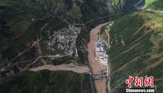 四川甘洛再现强降雨道路中断 抢险仍在紧张进行