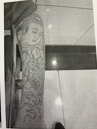 被文身捆住的少年