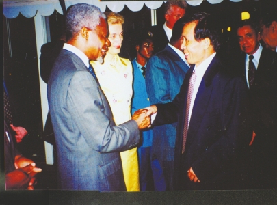 1998年5月，夏堃堡与时任联合国秘书长安南。