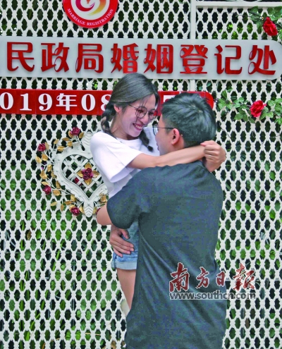 七夕广东＂领证热＂：＂从此人生又多了一本国家级证书＂