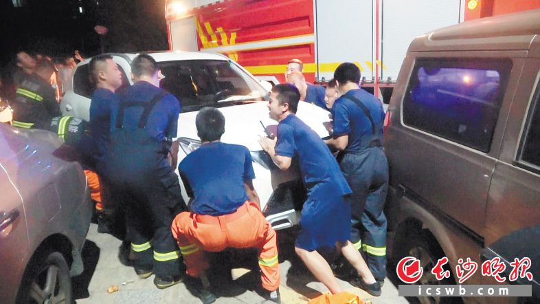 占通道消防车“行路难” 事紧急消防员抬走“拦路车”