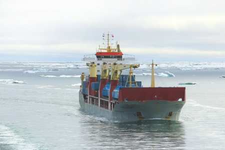 航行在北极东北航道上的商船。