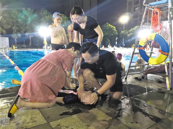 45岁高龄产妇医生抢救溺水女孩